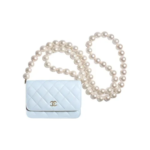 CHANEL Женские кошельки