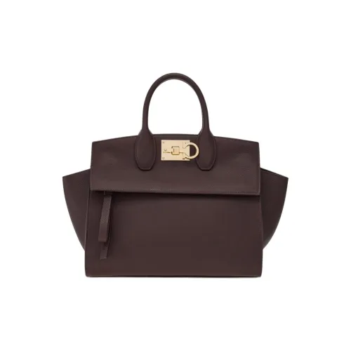 Ferragamo Studio Hammered Телячья кожа Сумка через плечо Сумка среднего размера Женская цвет Бычья кровь