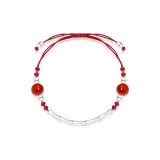 Красный браслет из бамбука