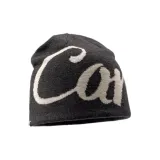 Серые буквы на шапках и кепках