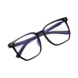 Черная резинка с текстурой древесного зерна, ноги