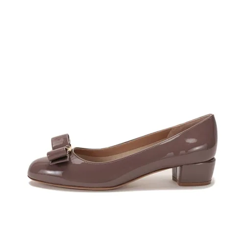 FERRAGAMO Vara Грубый каблук Высокие каблуки 3 см Женские CAMEL