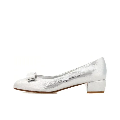 FERRAGAMO Vara Грубый каблук Высокие каблуки 3 см Женские Серебряный