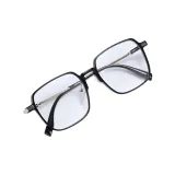 Яркий черный