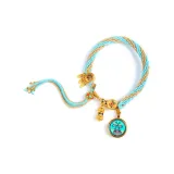 Зеленый браслет с подвеской в виде богатства