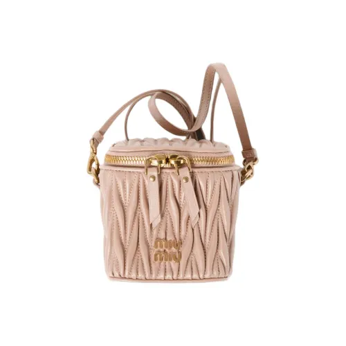 MIU MIU Мателассе Сумки через плечо Женские