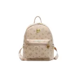 Белый котенок