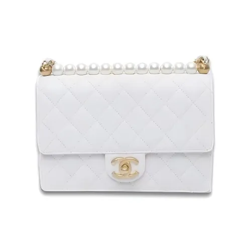 CHANEL Сумки через плечо Женские