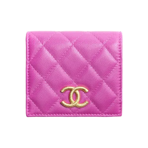 CHANEL С рельефом Тисненый Икорный Блестящий Телячья кожа С откидной крышкой Кошелек Маленький Женские Фиолетовый