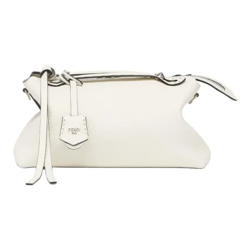 FENDI By The Way Selleria MediumСумка Selleria Белого Цвета, Прошитая Вручную 192 Стежками