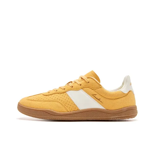 QIAODAN Волна Немецкие армейские кроссовки Slip-resistant (противоскользящие) быстросохнущие устойчивые к истиранию низкий топ кроссовки для скейтбординга женские желтые