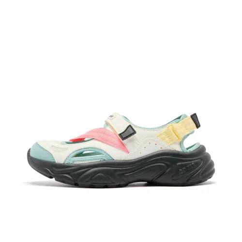 QIAODAN Высота Увеличивающая Сцепление Устойчивость к Износу Дышащая Противоскользящая Обувь для Горного Пешихоходства Женская Белая