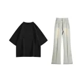 Черная футболка + желтые джинсы с эффектом грязи