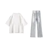 Белая футболка + дымчато-серые джинсы