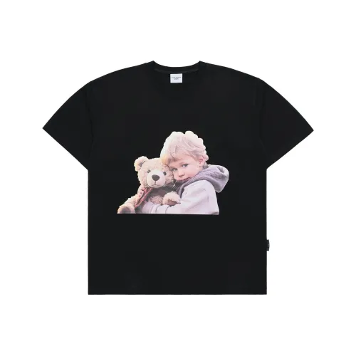 Acme De La Vie ADLV Малыш Face Bear Doll Hug Короткий рукав T-рубашка Черная T-рубашка Unisex Черная