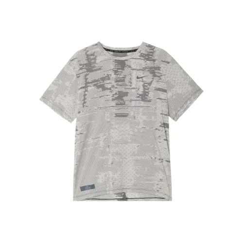 Nike Бег Т-Рубашка Мужская Серого цвета