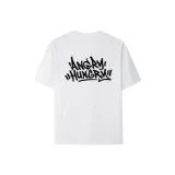 Белая футболка с черным логотипом.