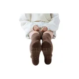 Коричневые носки выше колена