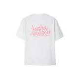 Белая футболка с розовым логотипом.