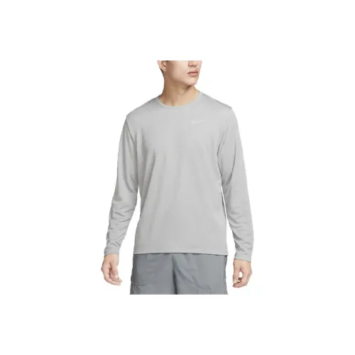 nike Dri Fit MILER T Рубашка Мужская Серого цвета