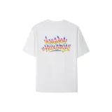 Белый футболка с разноцветным логотипом