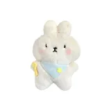 Кошка ест белого кролика