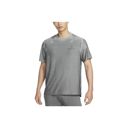 Nike A.P.S. T-Shirt Мужской Светлый Серебристый