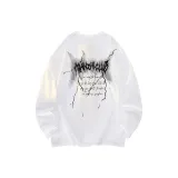 Белая футболка с длинными рукавами.