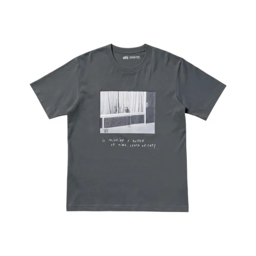 UNIQLO x MAGNUM PHOTOS Коллаборация MAGNUM PHOTOS Коллаборация Т-Рубашка Унисекс Темно-Серый