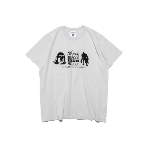 NANGA TACOMA FUJI RECORDS Collaboration Bigfoot SURVEY Project Логотип T Рубашка Унисекс Ледяной Серый