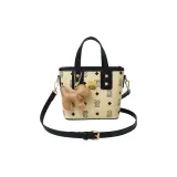 Черно-белая цветовая схема с желтой подвеской в виде щенка.