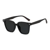 Ярко-черная оправа с черно-серыми линзами