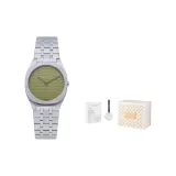 Зеленое лицо с серебряным ремешком