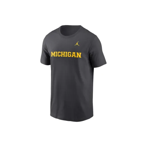 Jordan Michigan Wolverines Мужская Колледж Праймтайм Wordmark T-рубашка Темно-серый