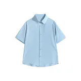 Светло-синяя однотонная рубашка с короткими рукавами