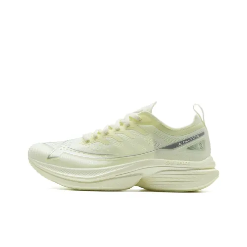 XTEP One Piece Molding 3 Беговые кроссовки Низкий Топ Кремово-желтый Зеленый Женские