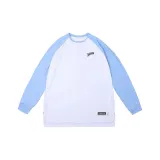 Белое изделие с синими рукавами.