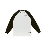 Белый топ с черными рукавами.