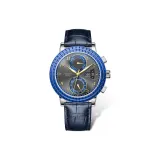 Серебряный корпус, синий циферблат.