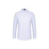 Белый подкладочная ткань с синими широкими полосами.