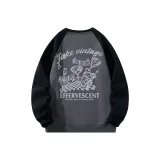 Темно-серый топ с черными рукавами.