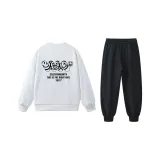 Белый свитшот + черные штаны