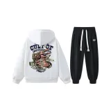 Белый свитшот + черные штаны