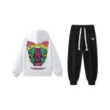 Белый свитшот + черные штаны