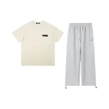 Абрикосовый топ + светло-серые штаны