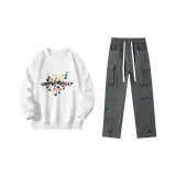 Белый свитшот + ледниково-серые карго-штаны