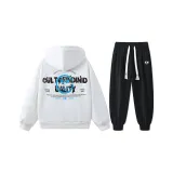 Белый свитшот + черные штаны