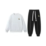 Белый свитшот + черные штаны