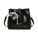 Черная ведрообразная сумка, стиль позиционирования