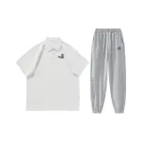 Белая рубашка с короткими рукавами + светло-серые штаны